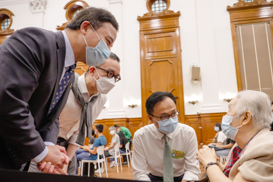 (from left) HKU President Professor Xiang Zhang, Dean of HKU Li Ka Shing Faculty of Medicine Professor Gabriel Leung and The Secretary for the Civil Service, Mr Patrick Nip chatted with former University Librarian of HKU, Dr Kan Lai-bing, who just received her COVID-19 vaccination.